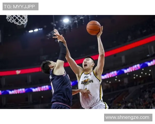 周鹏：从篮球场上的拼搏者到生活中的榜样，见证奋斗与坚持的力量