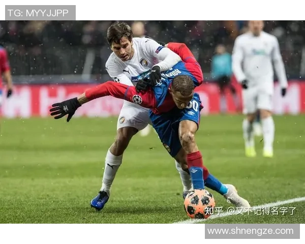 帕纳辛纳与巴塞罗那的巅峰对决展现足球魅力与激情的较量